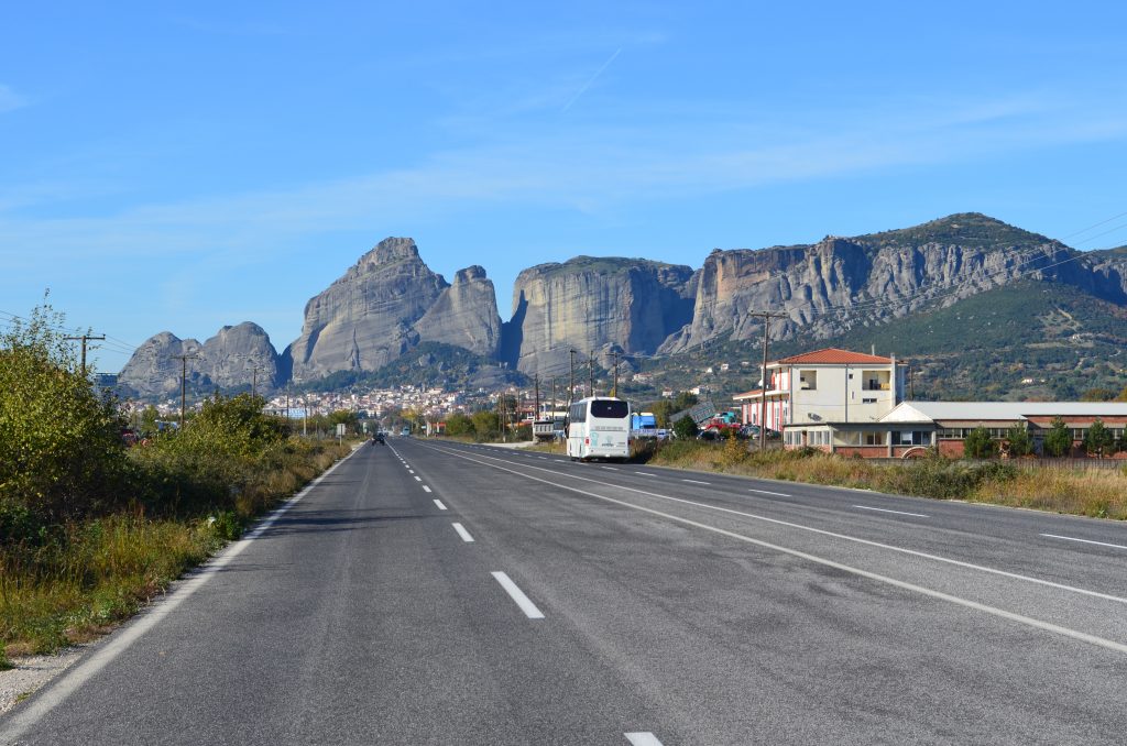 A road with a mountain in the background

Description automatically generated